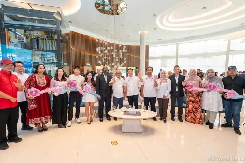 Minister of Housing and Local Government Nga Kor Ming (seventh from right), with officers from the Ministry of Housing and Local Government and Perbadanan Kemajuan Perumahan Negeri Johor, MB World Group Bhd management team and representatives of homeowners at the key presentation ceremony for phase 1 of MBW Bay.