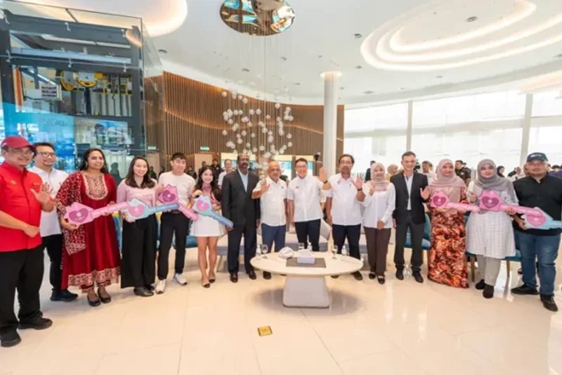 news-20251215-thestar Nga (seventh from right) with officers from the Housing and Local Government Ministry and the Johor Housing Development Corporation, the MB World Group Bhd management team and representatives of homeowners at the symbolic key presentation ceremony for Phase 1 of MBW Bay.